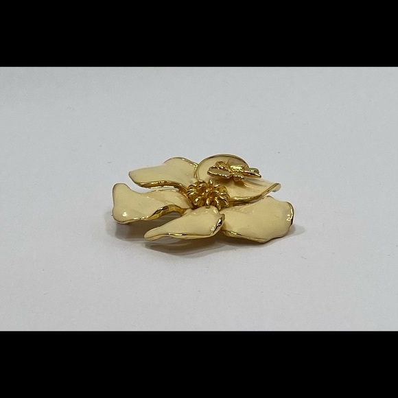 Enamel pansy flower brooch, women metal ivory and gold colour pin brooch. Used. - Picture 2 of 7